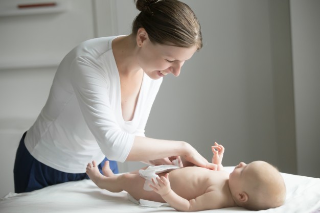 How Do You Know When a Baby Needs a Diaper Change?
