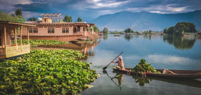 Want To Travel Alone In Kashmir? 6 Tips For The Solo Travelers!